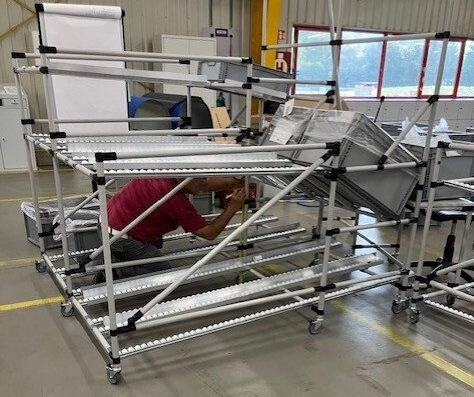 Modulární výrobní linka ENPRAG s válečkovými dopravníky během instalace ve výrobě