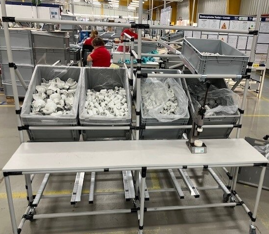 Uspořádání pracoviště minimalizuje manipulaci s materiálem a podporuje plynulý tok výroby