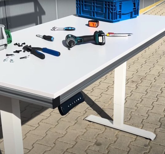 Elektricky výškově stavitelný stůl z hliníkových profilů