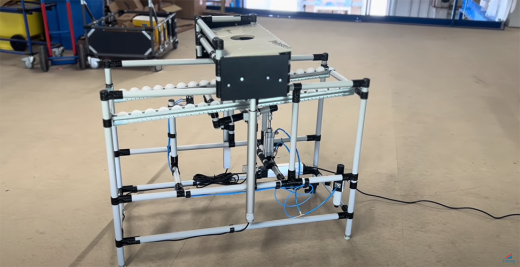 Dopravník pro laserovou stanici s výškově stavitelnou plošinou